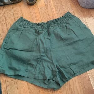 Linen shorts green